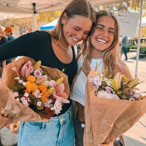roses are red, violets are blue, cupid is annoying, but these flowers are for you👇

🌸bouquet bar🌸
📍1711 cumberland ave
🗓️friday, 2/13
⏰starts at 11 am *until supplies last
