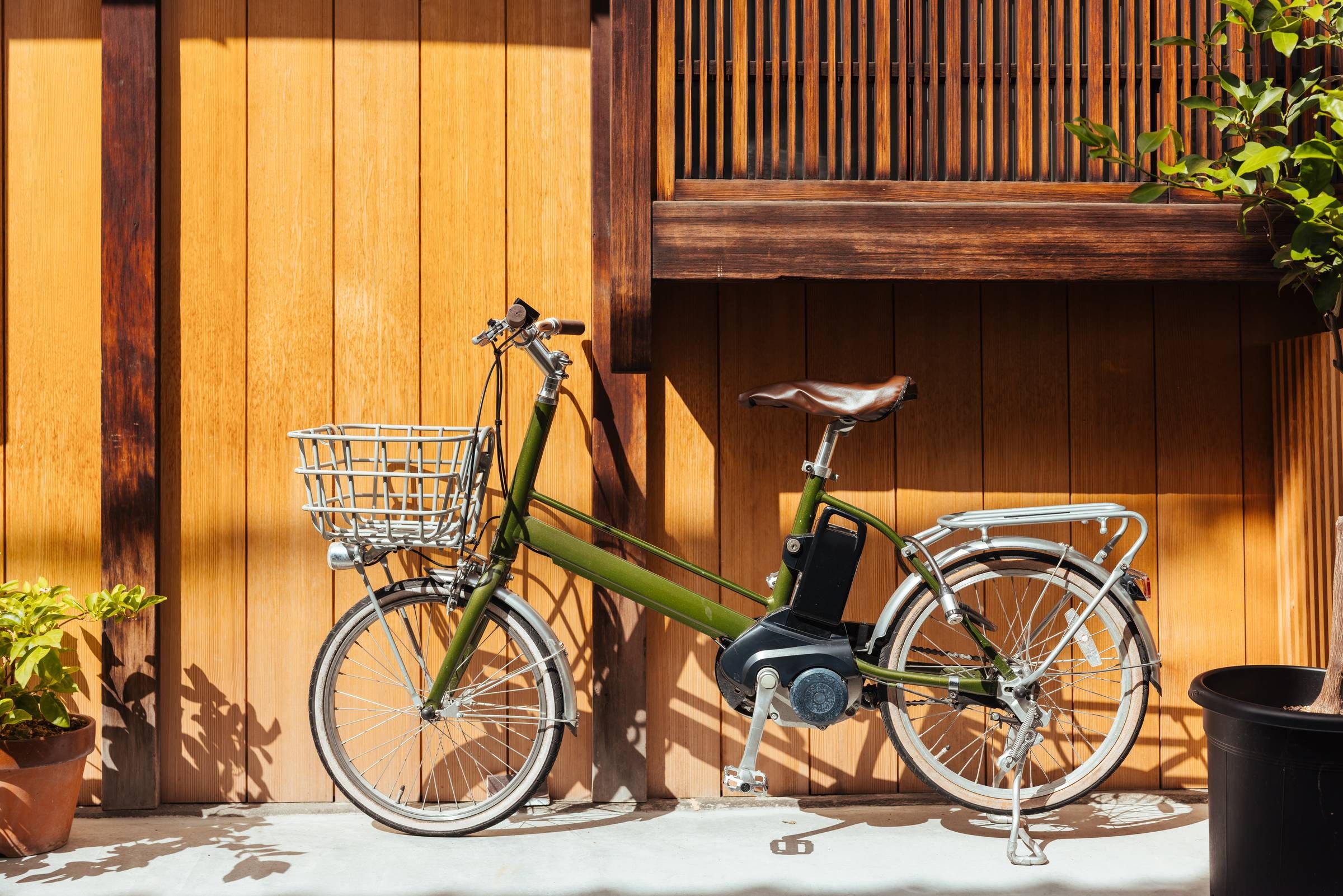 EVER Knoxville green bike against bright yellow background