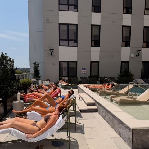 POV: You’re still on summer break… but your future apartment is already serving poolside FOMO. 👀☀️💦
Brand-new apartments, sunshine, and a pool your group chat is going to be jealous of. UTK students, don’t say we didn’t warn you. 🧡
#UTK #Vols #UTKStudents #everknoxville #StudentLiving
